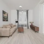 Boutique - Near Heroes Square & Metro - Free Secure Parking 아파트 *