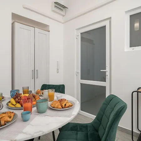 Boutique - Near Heroes Square & Metro - Free Secure Parking *