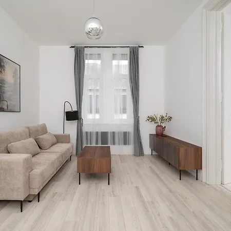 Boutique - Near Heroes Square & Metro - Free Secure Parking *
